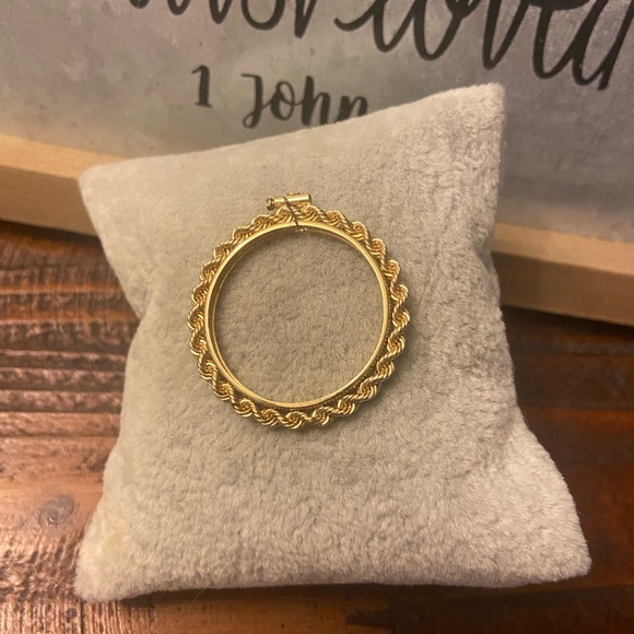 Jewelry - 14k solid yellow gold rope coin holder